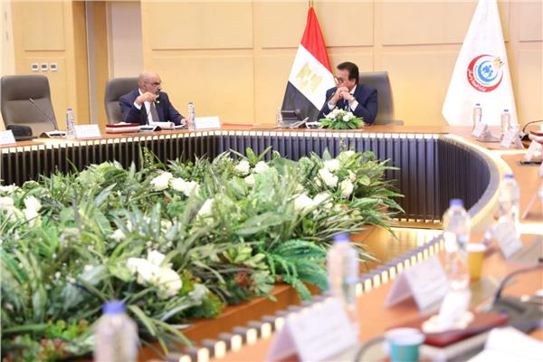 الدكتور خالد عبدالغفار، وزير الصحة والسكان وجانب من الاجتماع