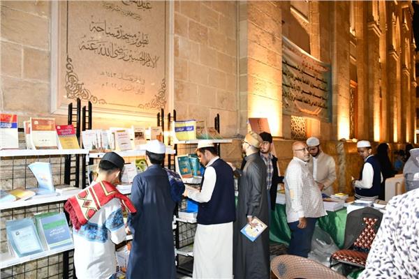 إقبال كثيف من الطلاب الوافدين على معرض الكتاب بمسجد الإمام الحسين 