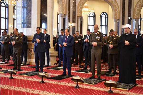 الرئيس عبدالفتاح السيسي يؤدي صلاة الجمعة