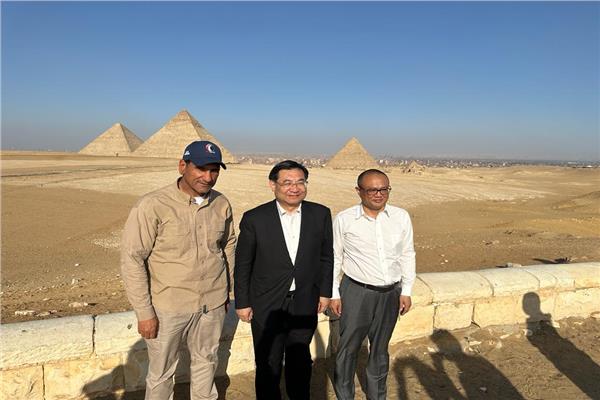  وزير الثقافة والسياحة الصيني يزور منطقة أهرامات الجيزة