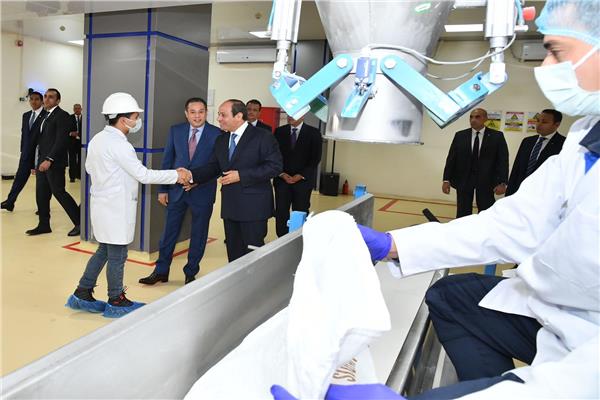 الرئيس السيسي خلال تفقده مصنع السكر بالصالحية الجديدة