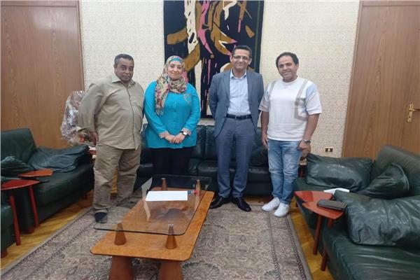 ياسر مع نقيب الصحفيين خالد البلشي 