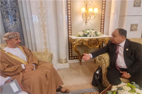 وزير المالية مع نظيره بسلطنة عمان 