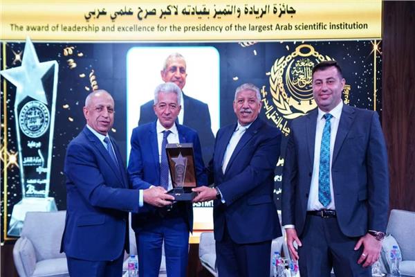 رئيس الأكاديمية العربية يتسلم جائزة الريادة والتميز