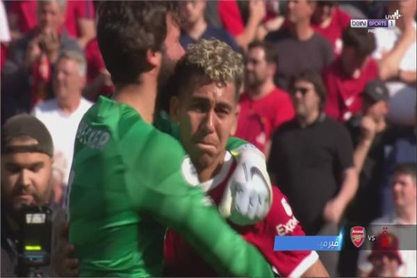  البرازيلي روبيرتو فيرمينو لاعب ليفربول يبكي