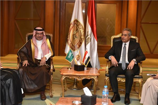 وزير القوى العاملة يلتقى نائب وزير الموارد البشرية لقطاع العمل السعودي.
