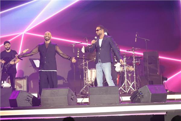 عمرو سعد على المسرح مع أحمد سعد