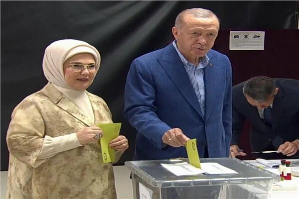 أردوغان وقرينته يدليان بصوتهما