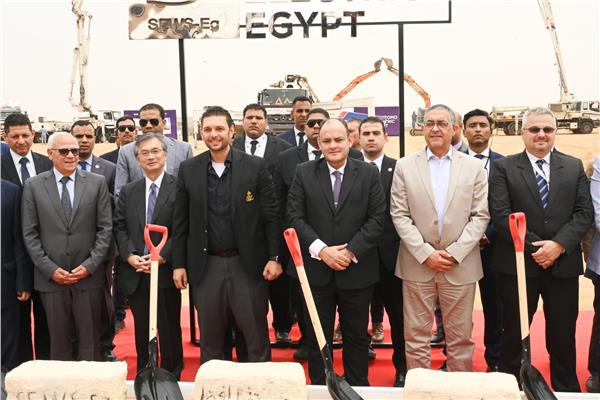  المهندس أحمد سمير وزير التجارة والصناعة وجانب من وضع حجر الأساس 
