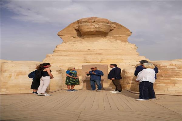 وزير السياحة والآثار يهدي "جيل بايدن" مستنسخ لقلادة فرعونية