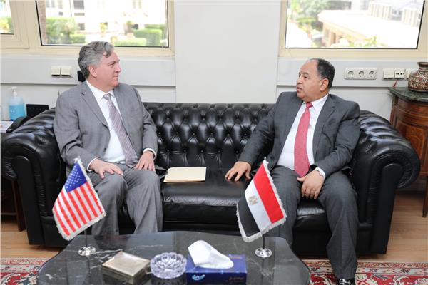  الدكتور محمد معيط وزير المالية جون ديروشر القائم بأعمال السفير الأمريكي بالقاهرة