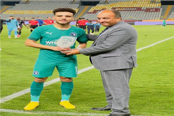 مصطفى فتحي يتسلم جائزة أفضل لاعب