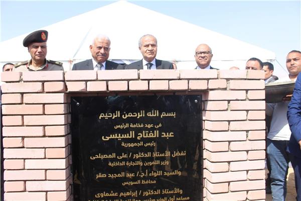 وزير التموين اثناء وضع أول حجر أساس لمخزن استراتيجي بمحافظة السويس