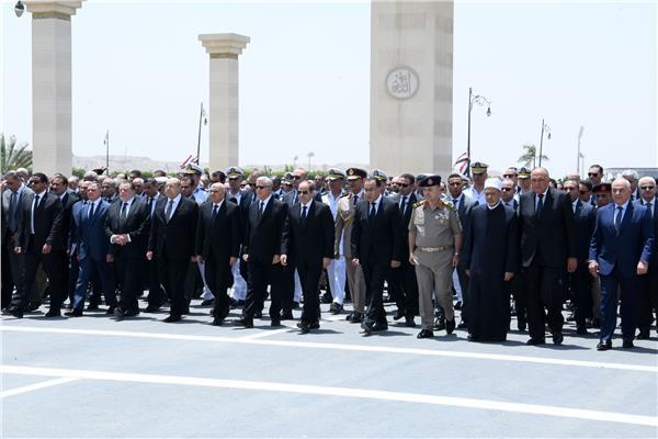الرئيس السيسي أثناء مشاركته في جنازة والدة رئيس الوزراء 