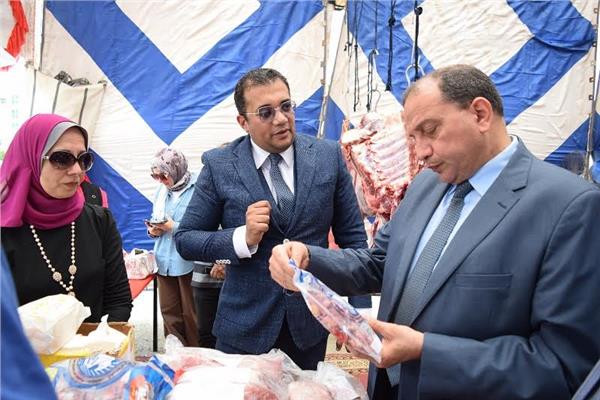 رئيس جامعة بني سويف يفتتح معرض بيع اللحوم
