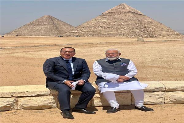 رئيس الوزراء مع نظيره الهندي في الأهرامات