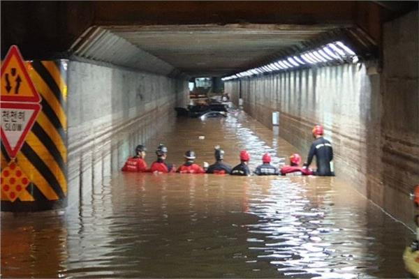 رجال الانقاذ يواصلون جهودهم بعد غمر المياه لأحد الانفاق بكوريا الجنوبية
