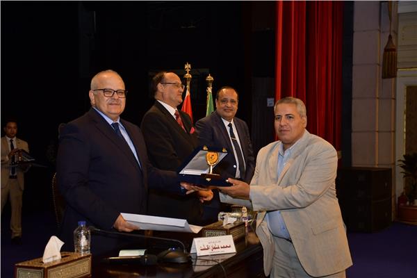  جامعة القاهرة تكرم الزميل أيمن حبنة 