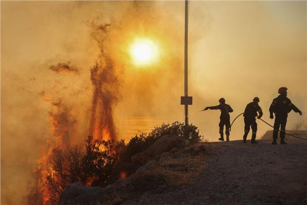 صورة لحرائق اليونان