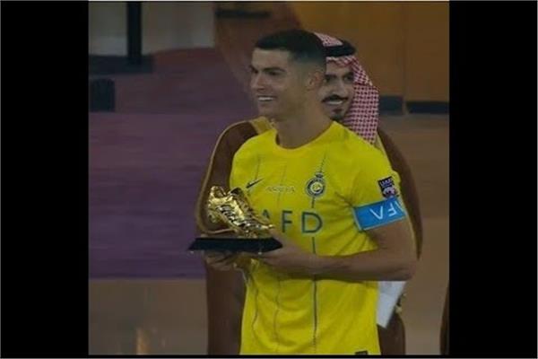 كريستيانو رونالدو لاعب النصر السعودي يتسلم الجائزة