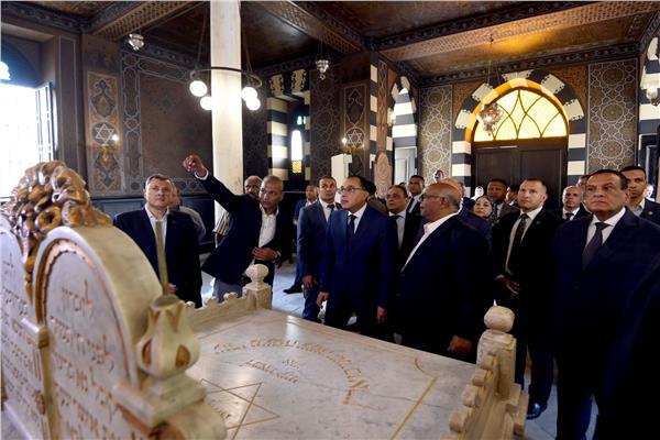 رئيس الوزراء ووزير السياحة ومحافظ القاهرة  خلال افتتاح المعبد اليهودي