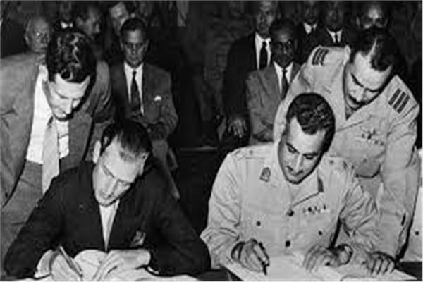 الرئيس الراحل جمال عبد الناصر أثناء توقيع اتفاقية الجلاء البريطاني