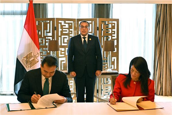 مدبولي ووزيرة التعاون الدولي خلال توقيع الإتفاقية