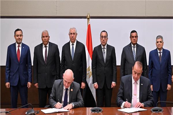 رئيس الوزراء خلال مراسم توقيع مذكرة تعاون بين هيئة قناة السويس، وشركة "بلدنا" القطرية