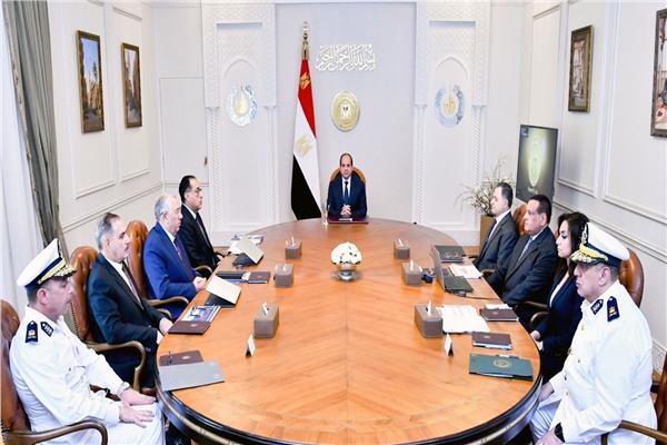 الرئيس عبد الفتاح السيسي خلال اجتماعة مع مدبولي وبعض الوزراء