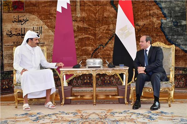 أثناء جلسة المباحثات التي جمعت الرئيس السيسي وأمير قطر بالقاهرة
