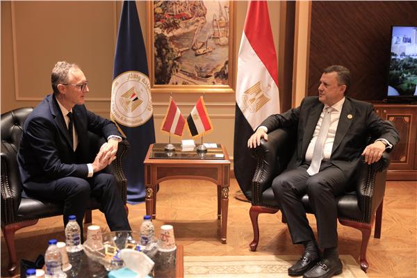 وزير السياحة والآثار خلال لقائه مع سفير لاتفيا