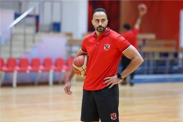 أحمد الجارحي مدرب فريق كرة السلة بالنادي الأهلي