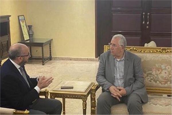 حسام المندوه مع  السيد مرزوق القصير وزير الزارعة واستصلاح الأراضي