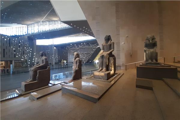 جانب من الدرج العظيم بالمتحف المصري الكبير