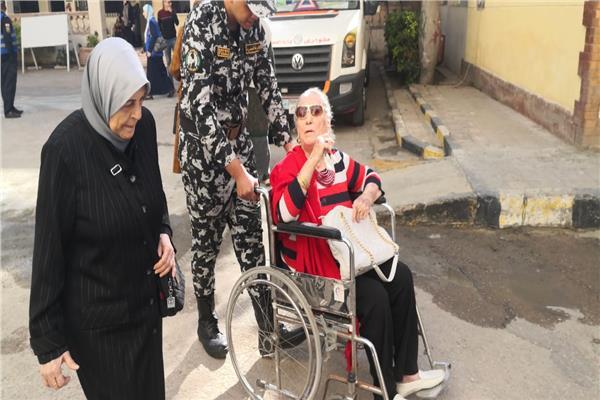 سيدة على كرسي متحرك تشارك بالإدلاء بصوتها بالإسكندرية