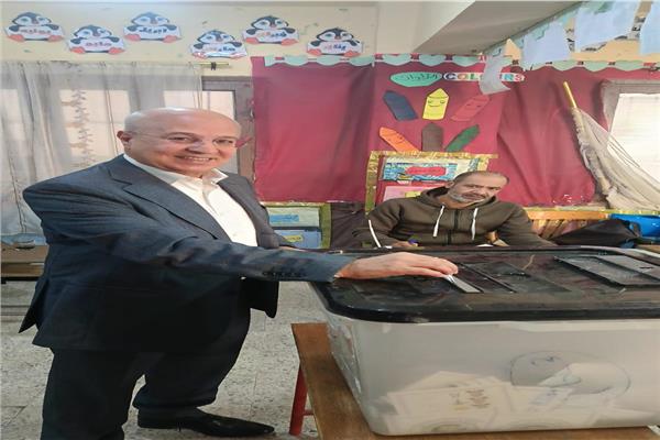 ممثل عمال مصر بالشيوخ يدلي بصوتة في الانتخابات الرئاسية