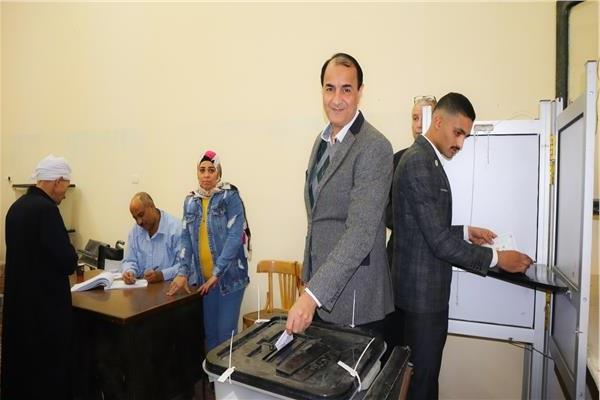 الكاتب الصحفي محمد البهنساوي أثناء الإدلاء بصوته