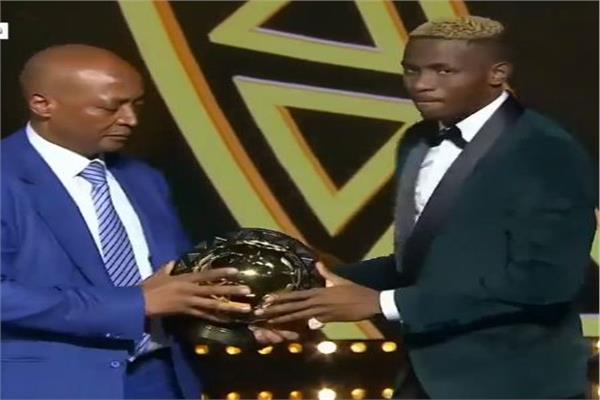فيكتور اوسيمين يتسلم جائزة افضل لاعب في أفريقيا