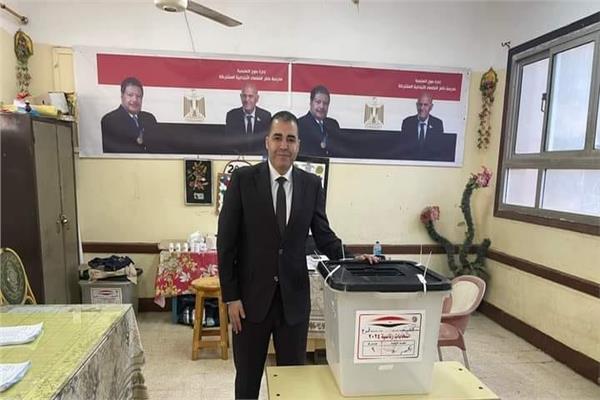 المستشار أحمد عجاج أثناء فتح اللجنة أمام الناخبين 