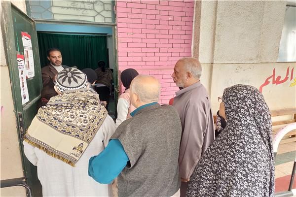اقبال المواطنين بكثافة على اللجان الانتخابية بالجيزة