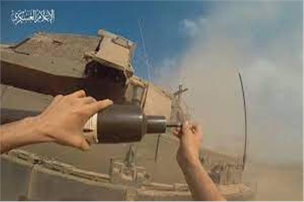 واحد من المقاومة يضع قنبلة على دبابة إسرائيلية