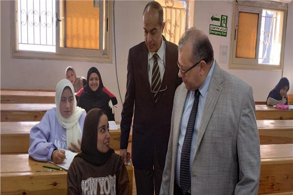  الدكتور شريف محمد على، نائب رئيس الجامعة يتفقد  عملية سير الإمتحانات