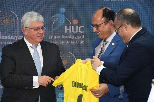 وزير التعليم العالى يفتتح نادى جامعة حلوان