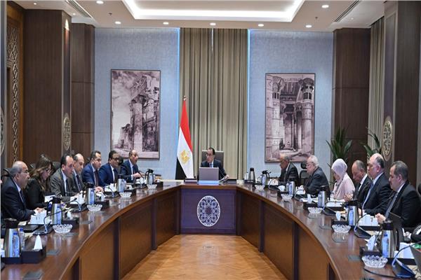 رئيس الوزراء يستعرض استراتيجية تطويرالمطارات المصرية