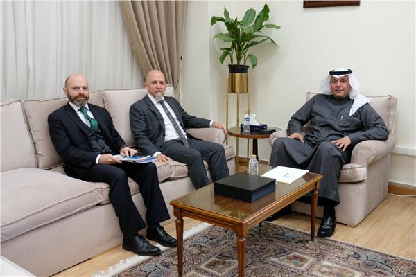الأمين العام المساعد للجامعة العربية خلال لقاء سفير الأرجنتين