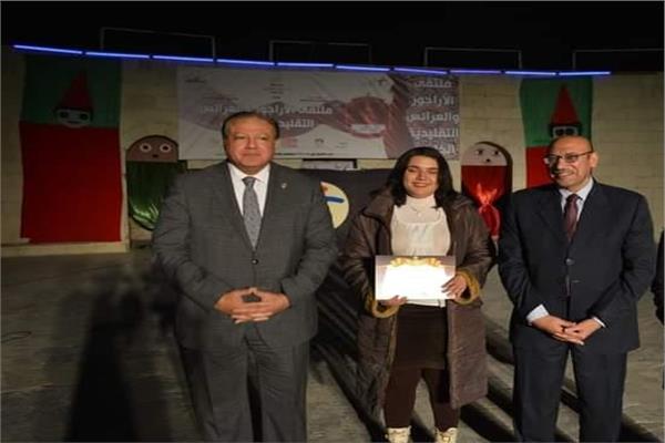 الفنانة جواهر عمرو خلال حصولها على جائزة من المجلس الأعلى للثقافة 