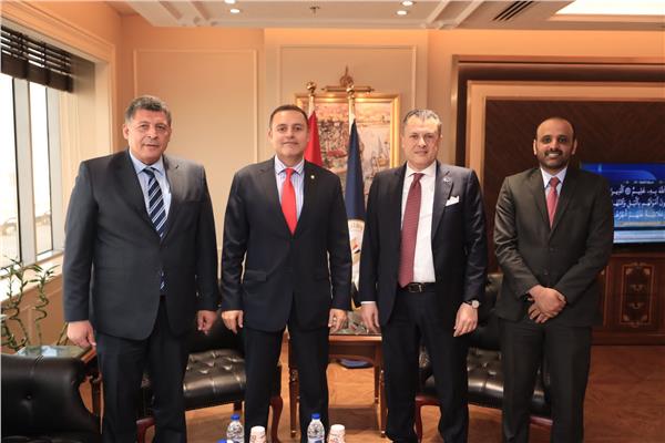 وزير السياحة يبحث التعاون  مع سفير قطر 