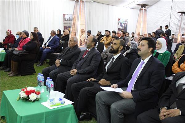السفير والحضور ساجد بلال خلال متابعة الندوة 
