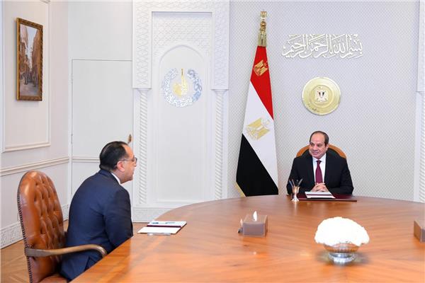 الرئيس عبد الفتاح السيسي  مع الدكتور مصطفى مدبولي