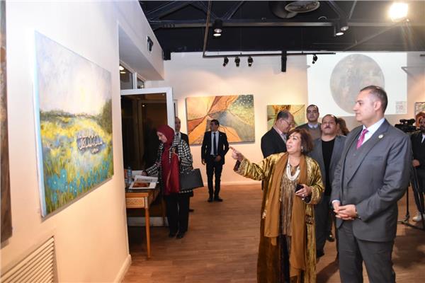 خلال افتتاح السفير طارق الأنصارى معرض " سوالف " للفنانة وفيقة سلطان العيسى